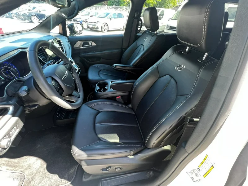 Chrysler Pacifica 8