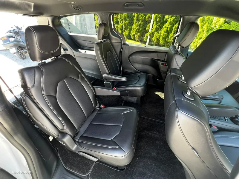 Chrysler Pacifica 9