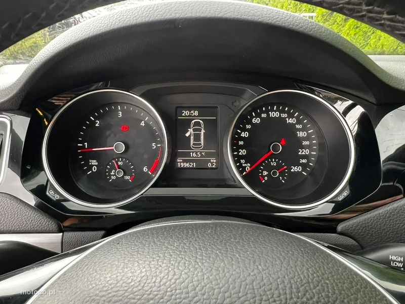 Volkswagen Jetta VI 8
