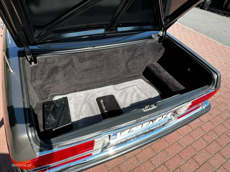 Mercedes-Benz SL R107 SL 560 24