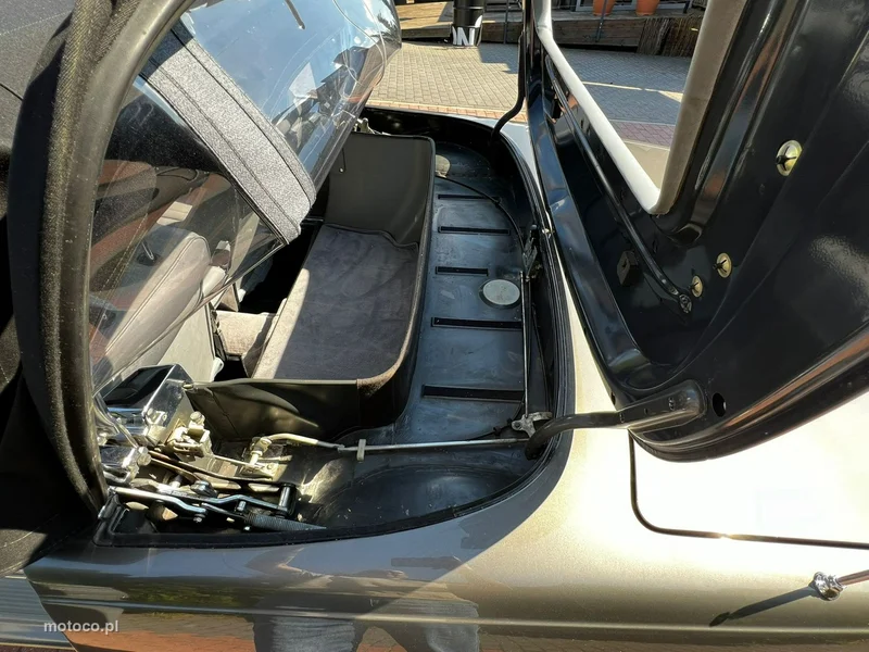 Mercedes-Benz SL R107 SL 560 9