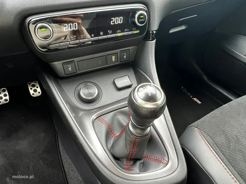 Toyota Yaris XP210 11