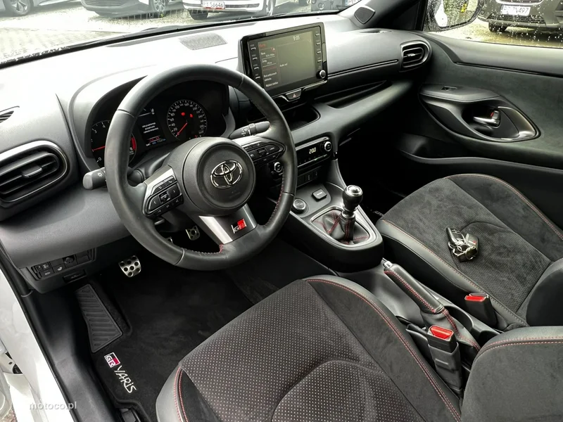 Toyota Yaris XP210 14