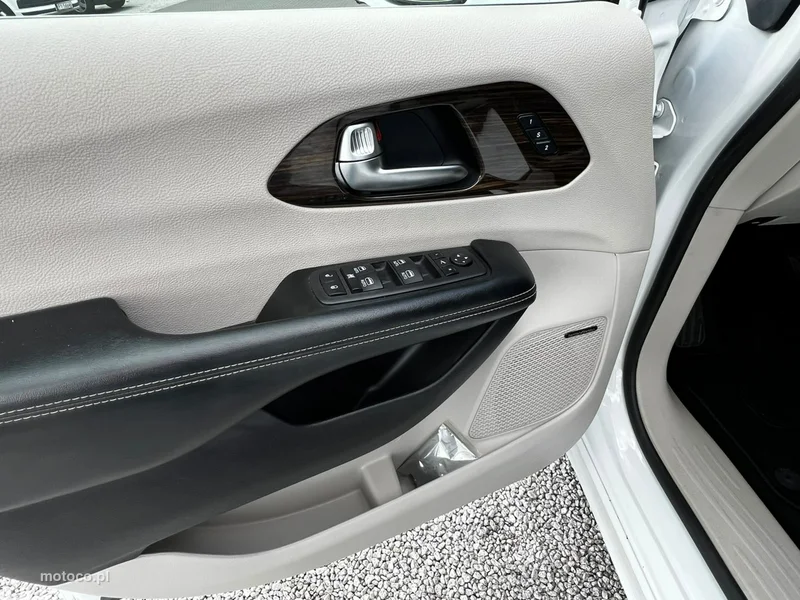 Chrysler Pacifica 11