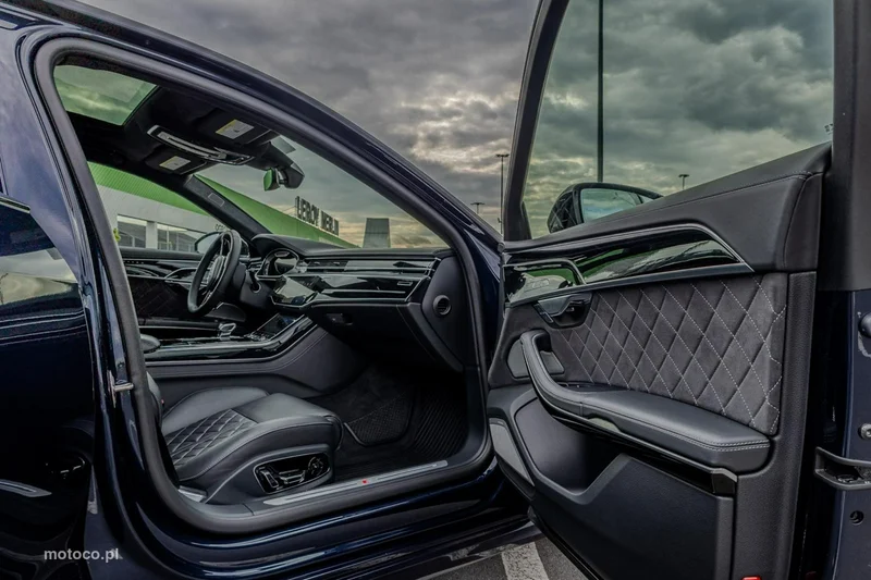 Audi S8 12