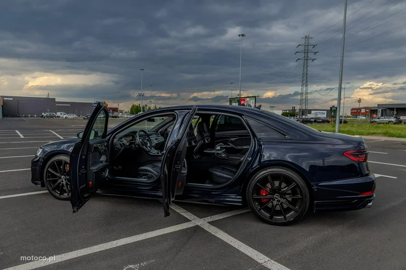 Audi S8 4