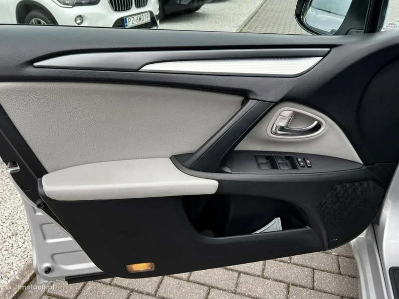 Toyota Avensis T27 13