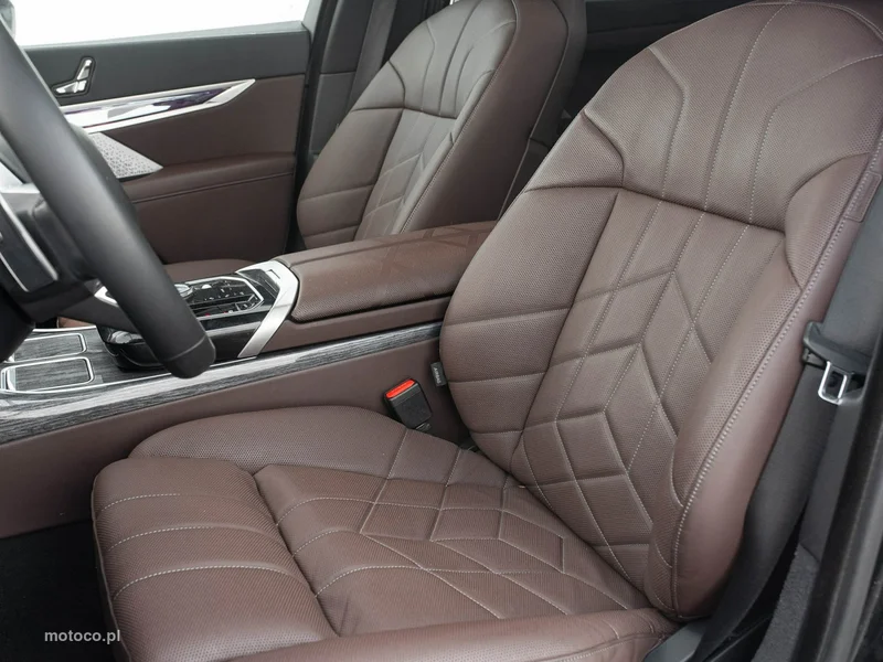 BMW Seria 7 G70 740 11