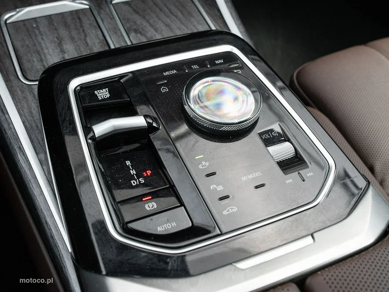 BMW Seria 7 G70 740 15