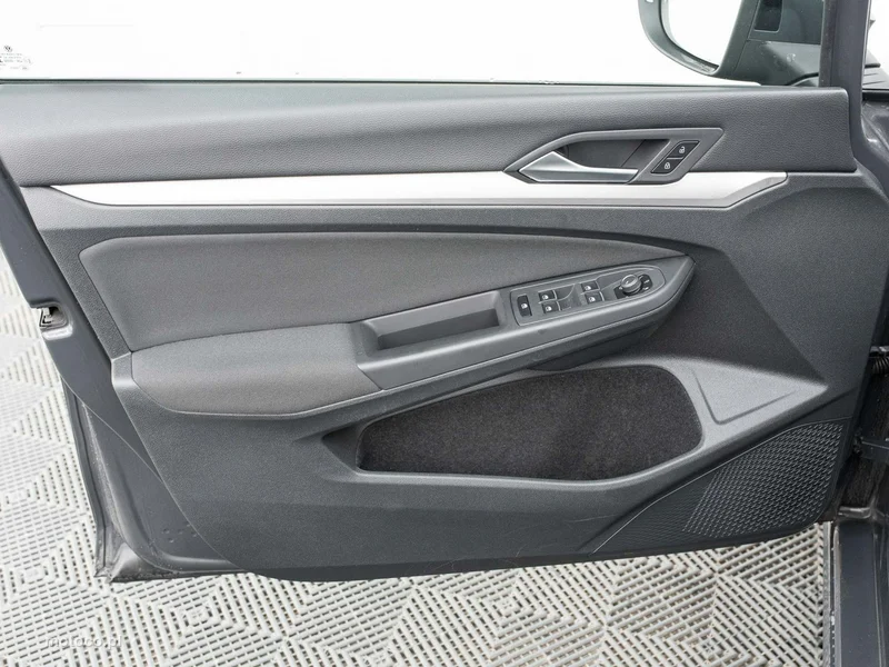 Volkswagen Golf VIII 9