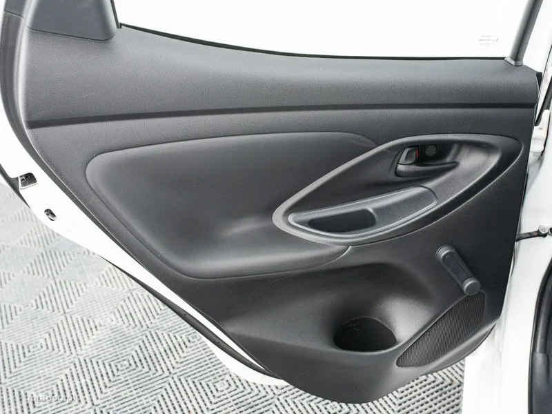 Toyota Yaris XP210 21
