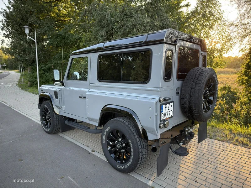 Land Rover Defender 2
