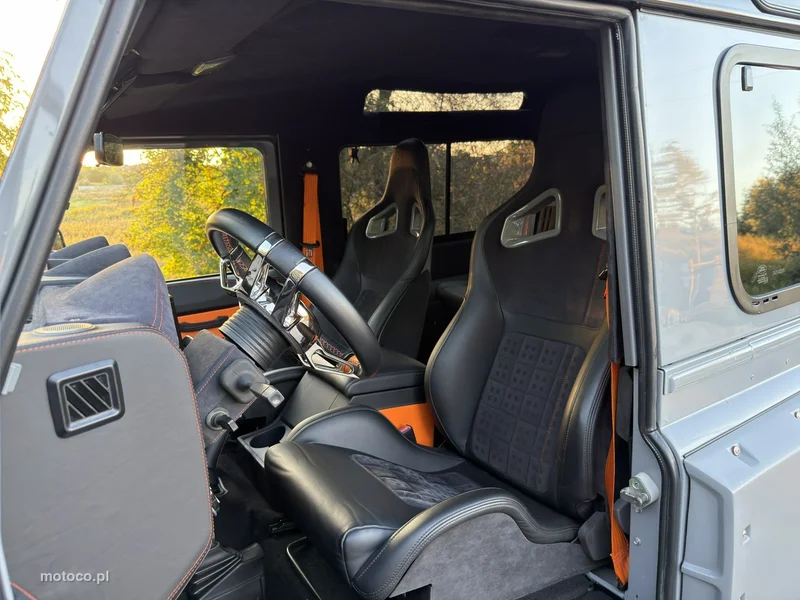 Land Rover Defender 11