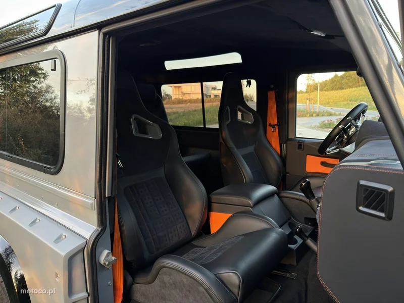 Land Rover Defender 13