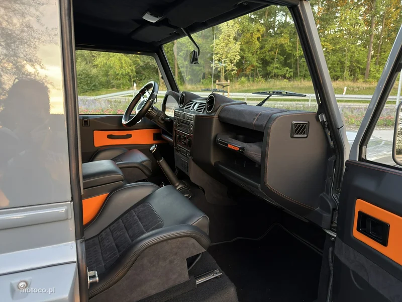 Land Rover Defender 14