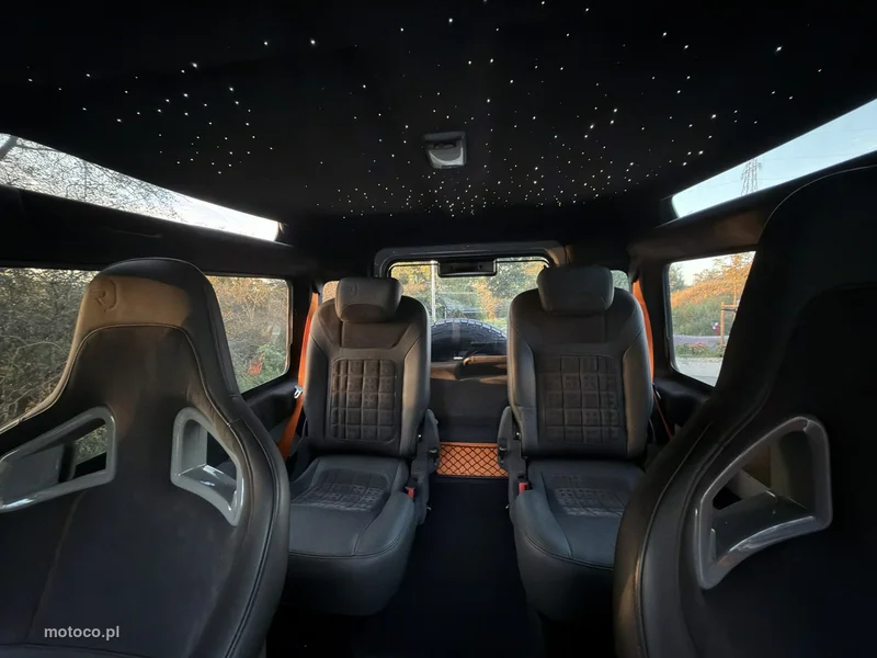 Land Rover Defender 16