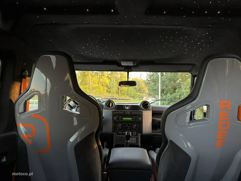 Land Rover Defender 17