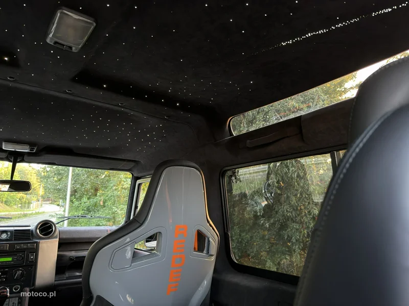 Land Rover Defender 18