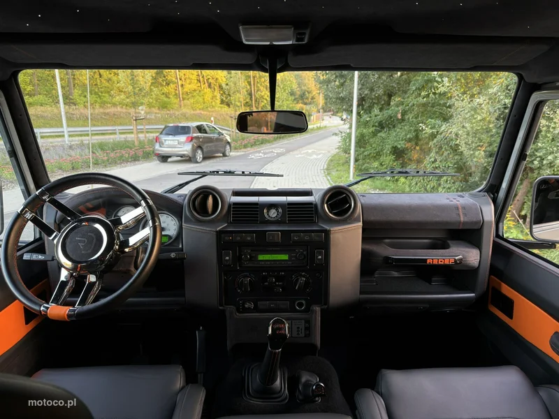 Land Rover Defender 20