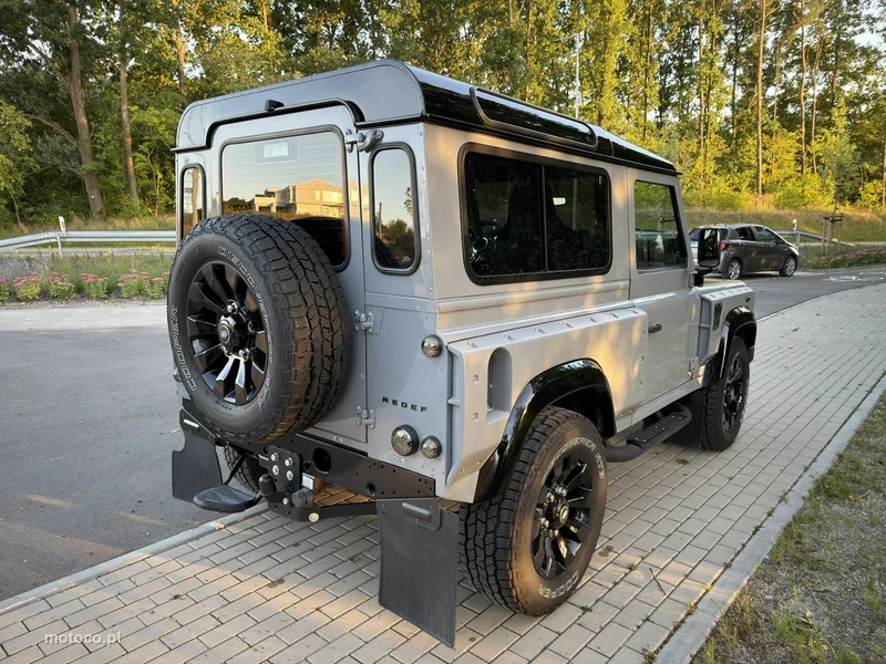 Land Rover Defender 3