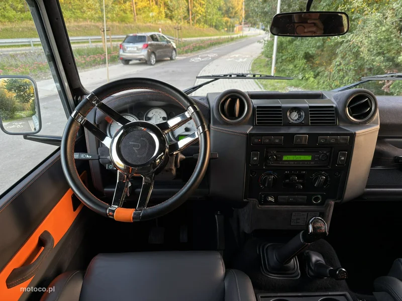 Land Rover Defender 21