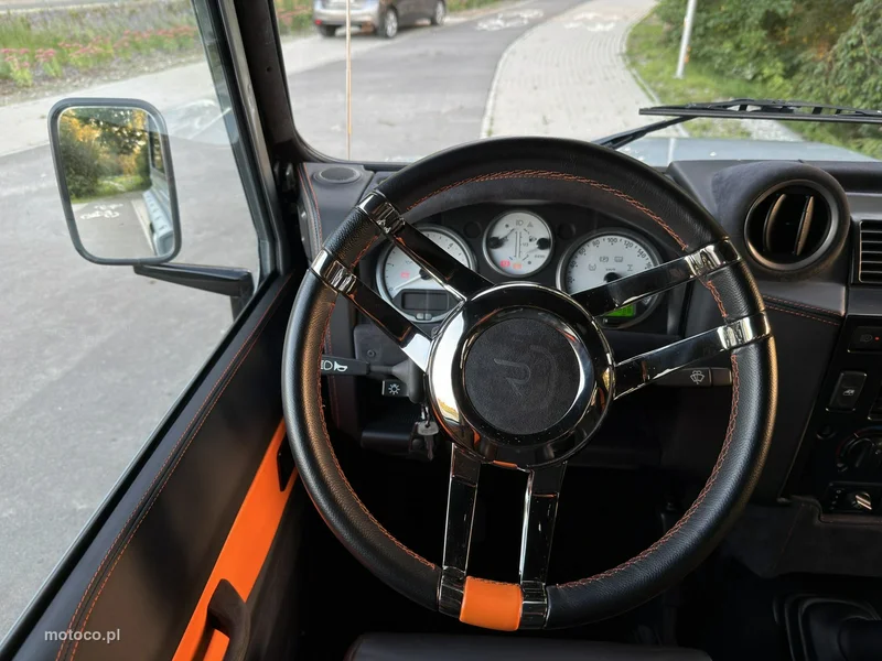 Land Rover Defender 22