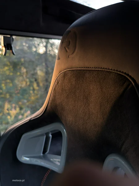 Land Rover Defender 23