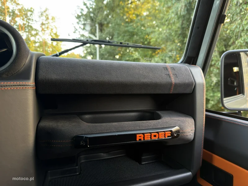 Land Rover Defender 24