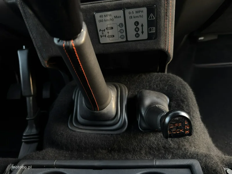 Land Rover Defender 25