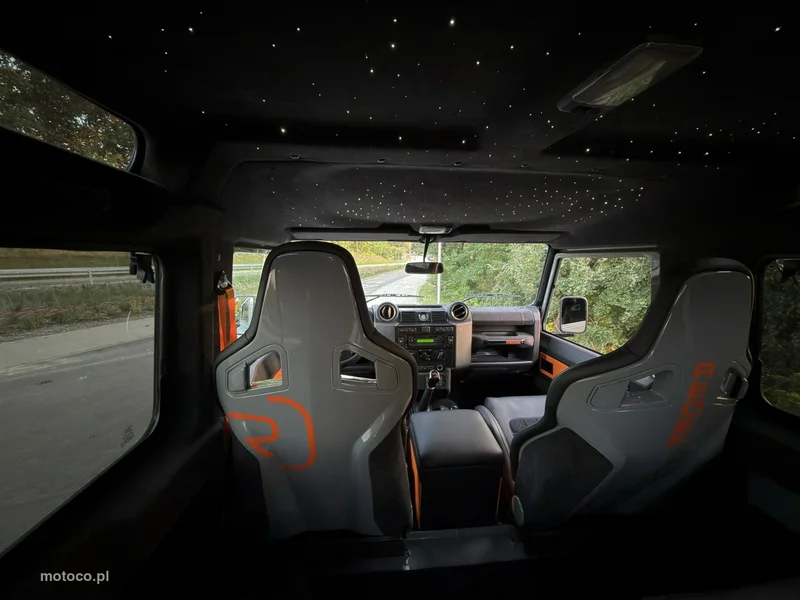 Land Rover Defender 28