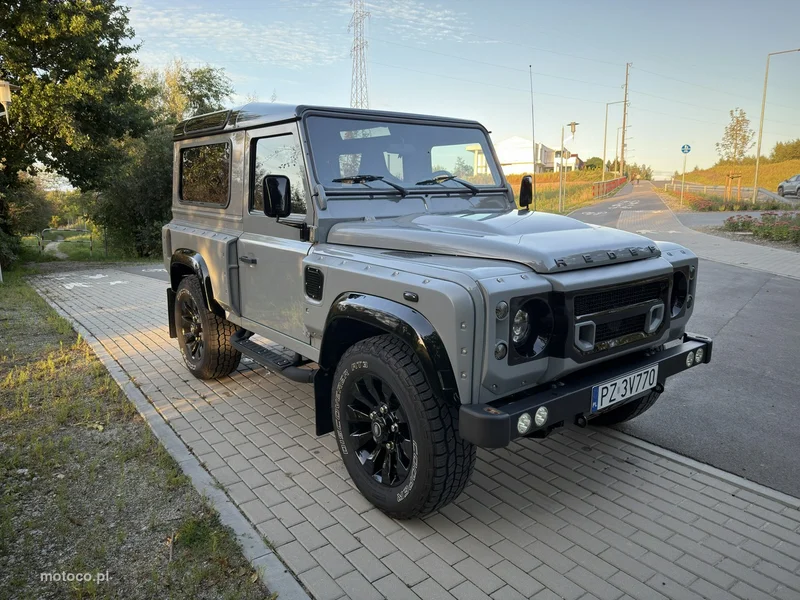 Land Rover Defender 4