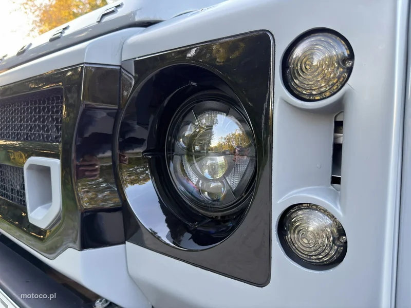Land Rover Defender 6