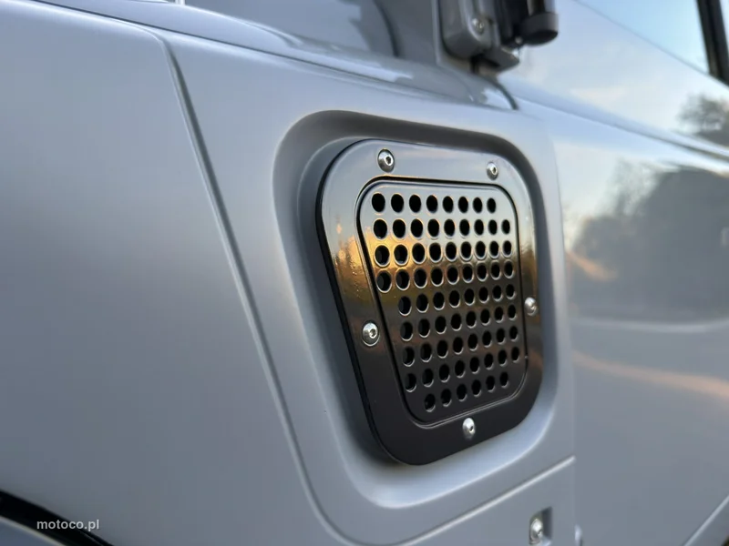 Land Rover Defender 7