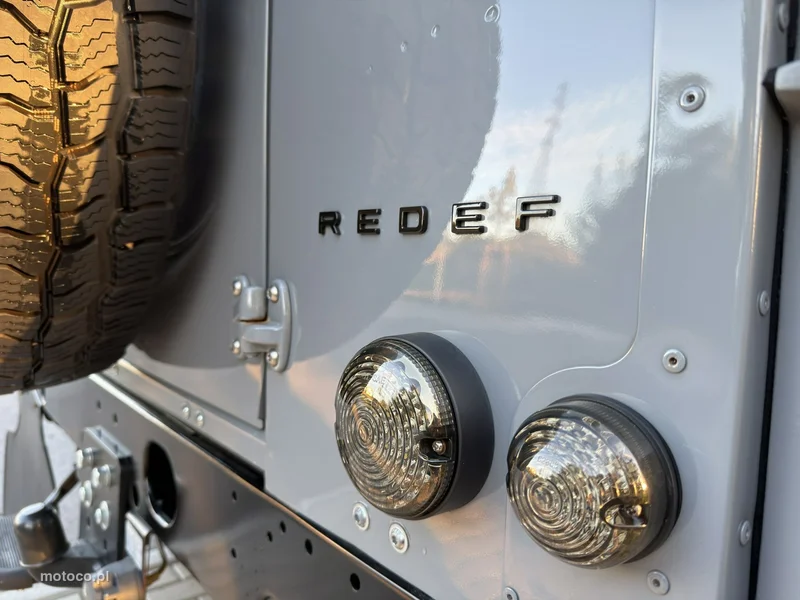 Land Rover Defender 10