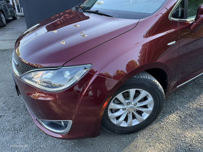 Chrysler Pacifica 11