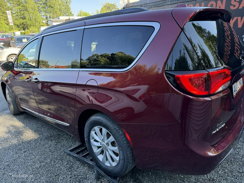 Chrysler Pacifica 9