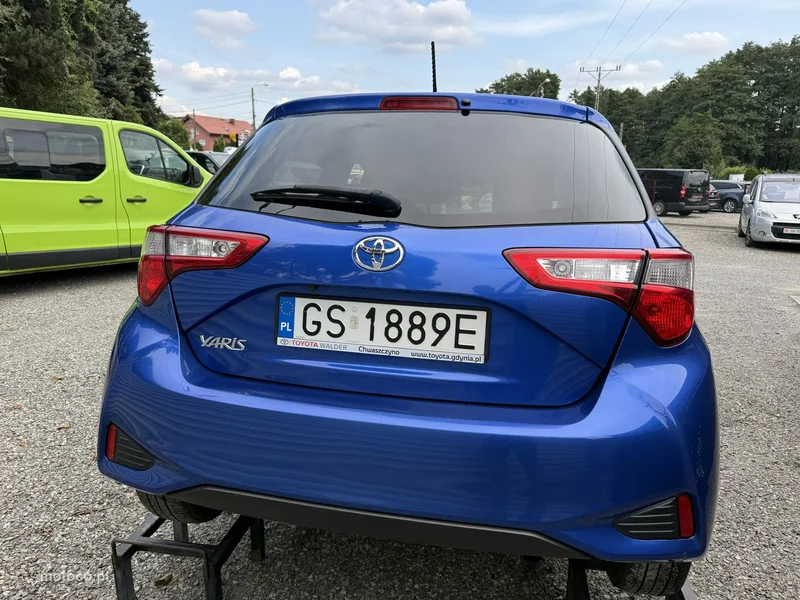 Toyota Yaris XP210 6
