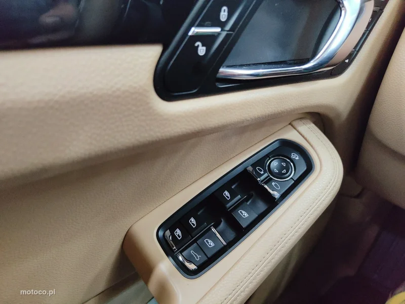 Porsche Macan 95B 12