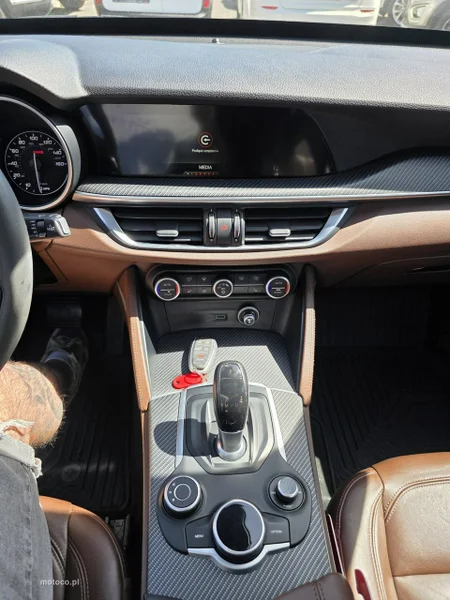 Alfa Romeo Stelvio 16
