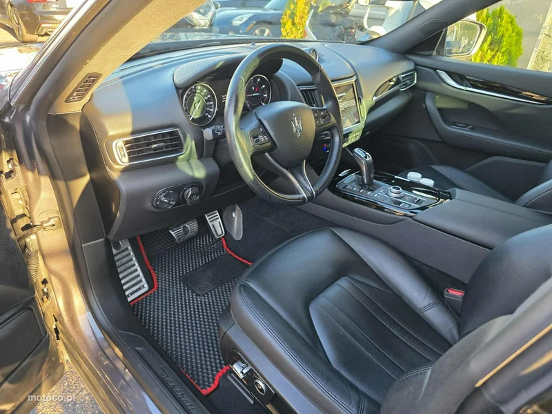 Maserati Levante 8