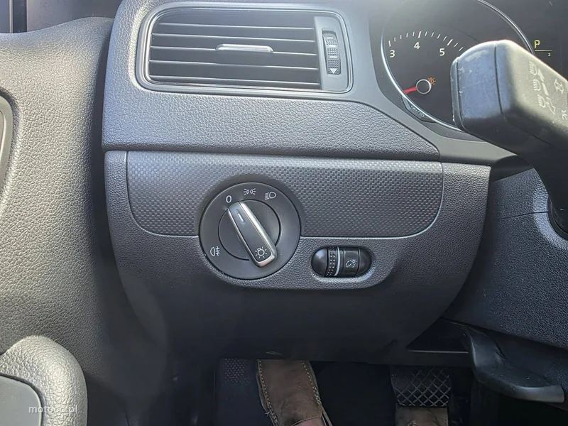 Volkswagen Jetta VI 12