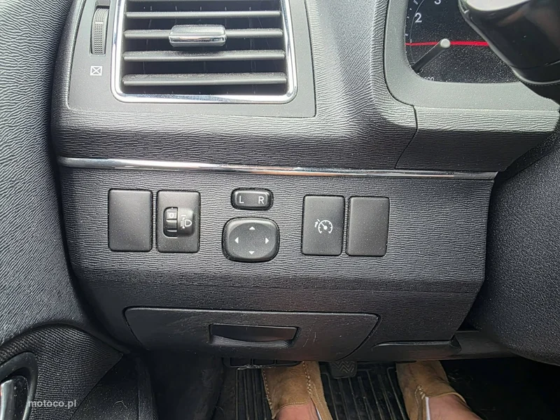 Toyota Avensis T27 11