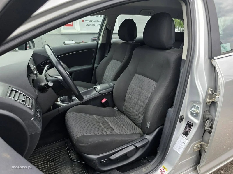 Toyota Avensis T27 6