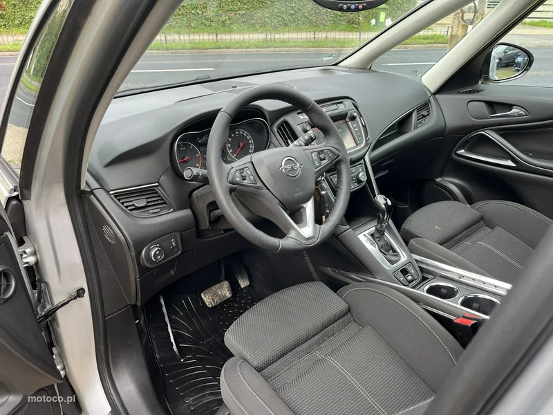 Opel Zafira C Tourer 17