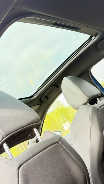 Peugeot e-208 15
