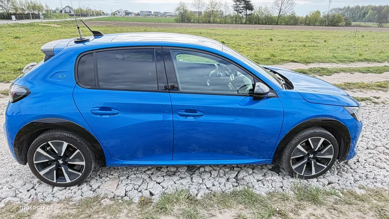 Peugeot e-208 4